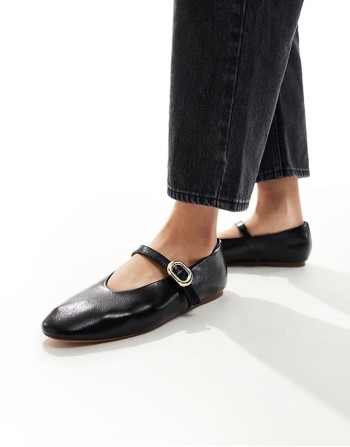 ballet shoe with cross strap in black