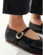 ballet shoe with cross strap in black