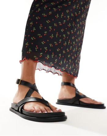 ‌Stylish leather strappy sandal in black