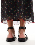 ‌Stylish leather strappy sandal in black