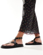 ‌Stylish leather strappy sandal in black