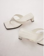 Indy toe post mid heeled sandals in off white croc